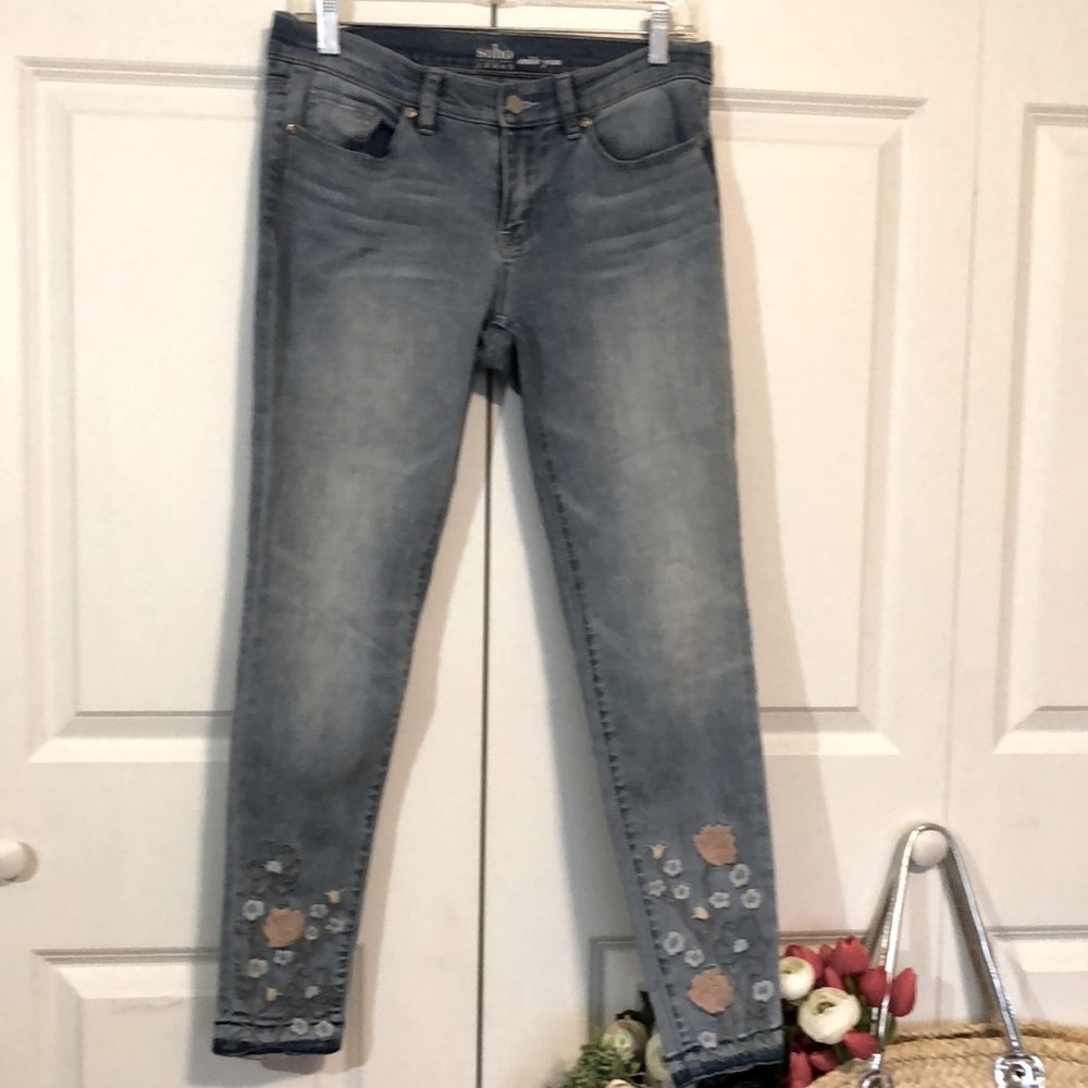 Floral embroidered hem light stonewash jeans